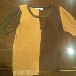 Uterque women's top size medium. The colors are navy and beige. Selling for $25.